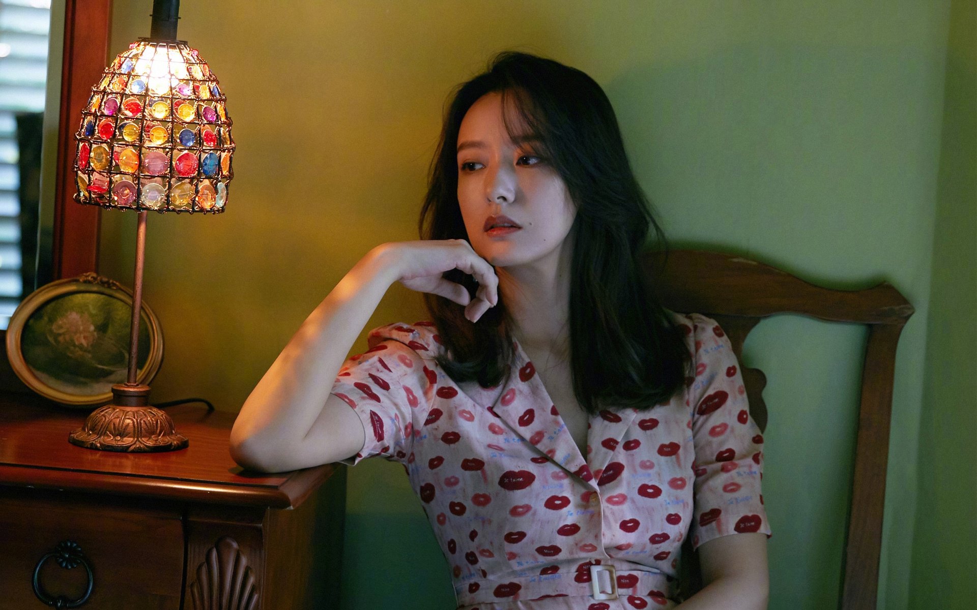 掩护后的持球人节奏选择影响出手稳定性，篮球后掩护